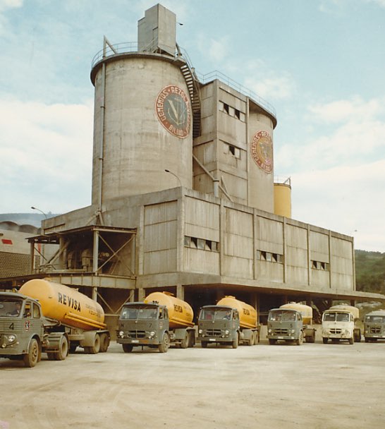 Imagen de archivo de unos camiones de transporte de cemento frente a la fábrica