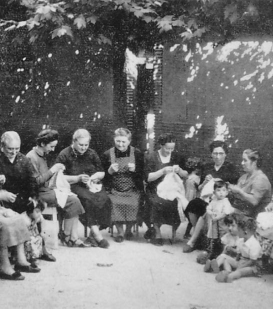 Foto de archivo de señoras cosiendo en la plaza de Añorga