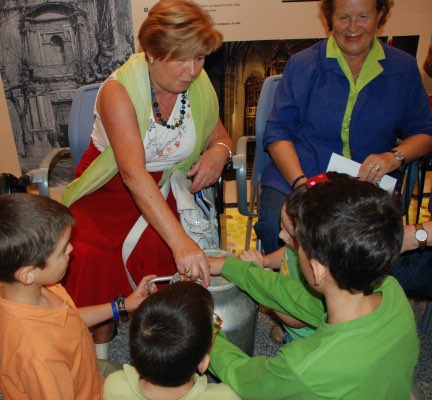Niños con mujeres haciendo un taller en el museo cemento rezola