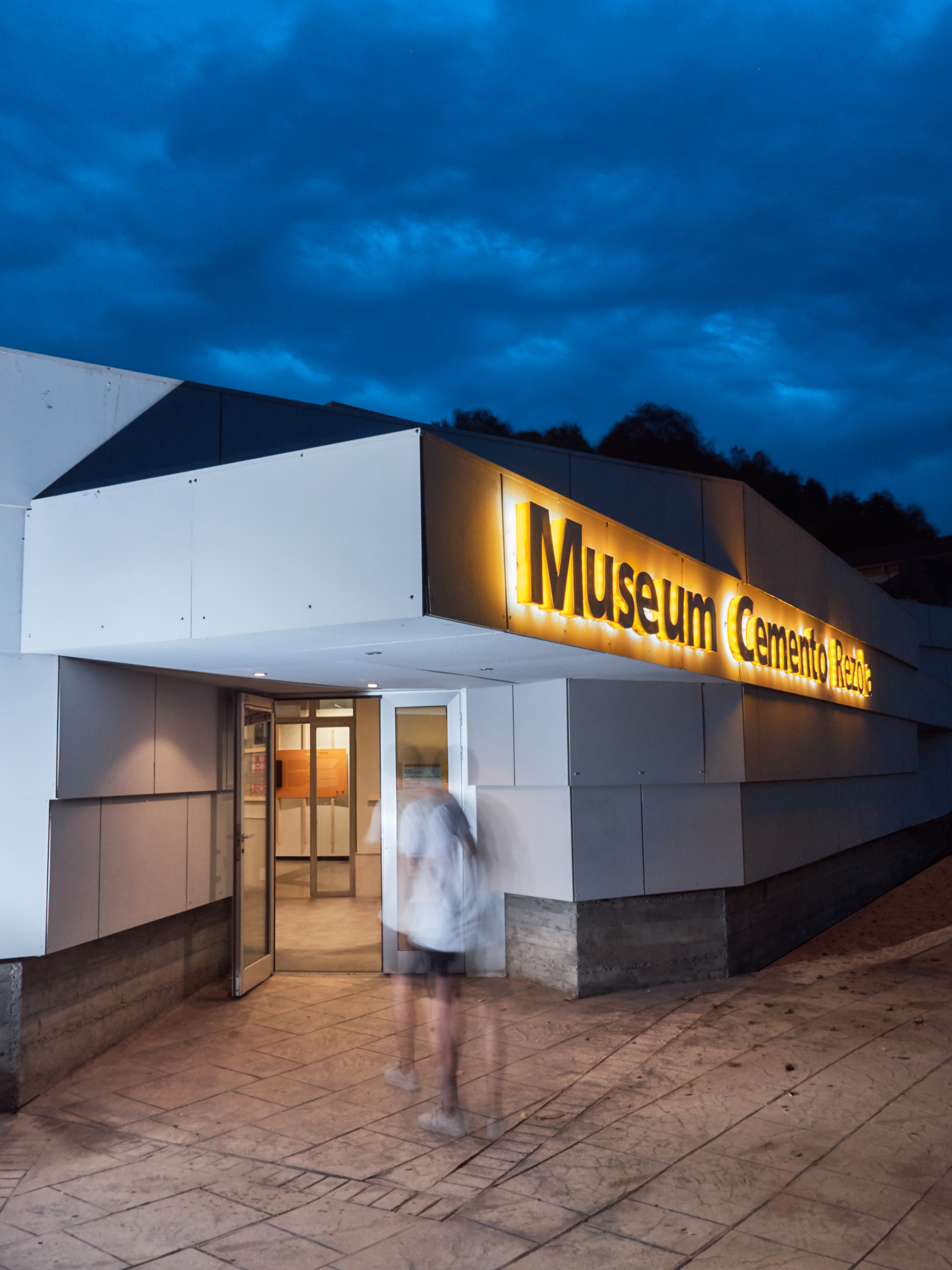 Foto de la fachada del museo iluminada de noche