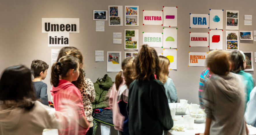 Jóvenes en el museo interactuando