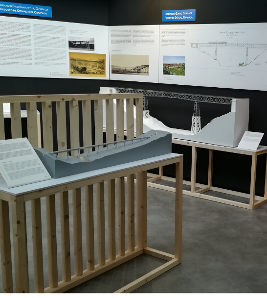Maquetas de puentes y paneles expositivos de la exposición permanente: Más allá del arco.