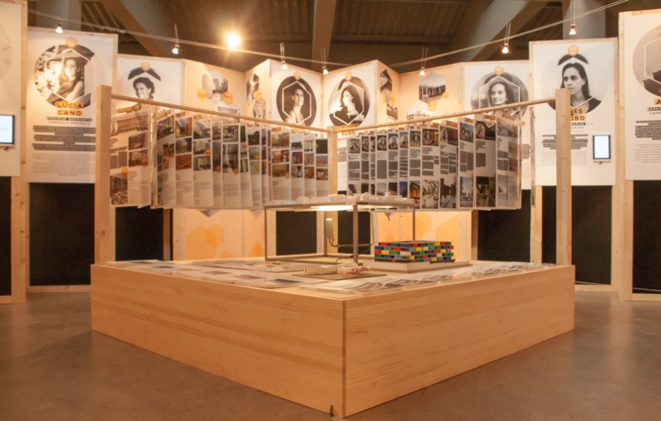 Imagen de los paneles expositivos y una pieza central con más objetos de la exposición