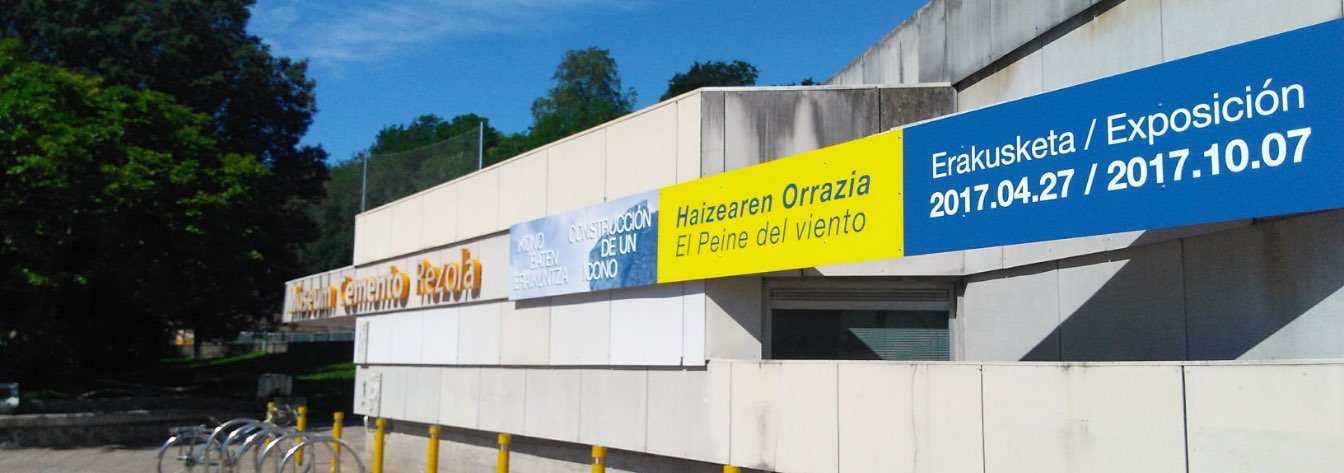 Imagen de la fachada del museo con el cartel de la exposición "La Construcción de un icono" de Eduardo Chillida