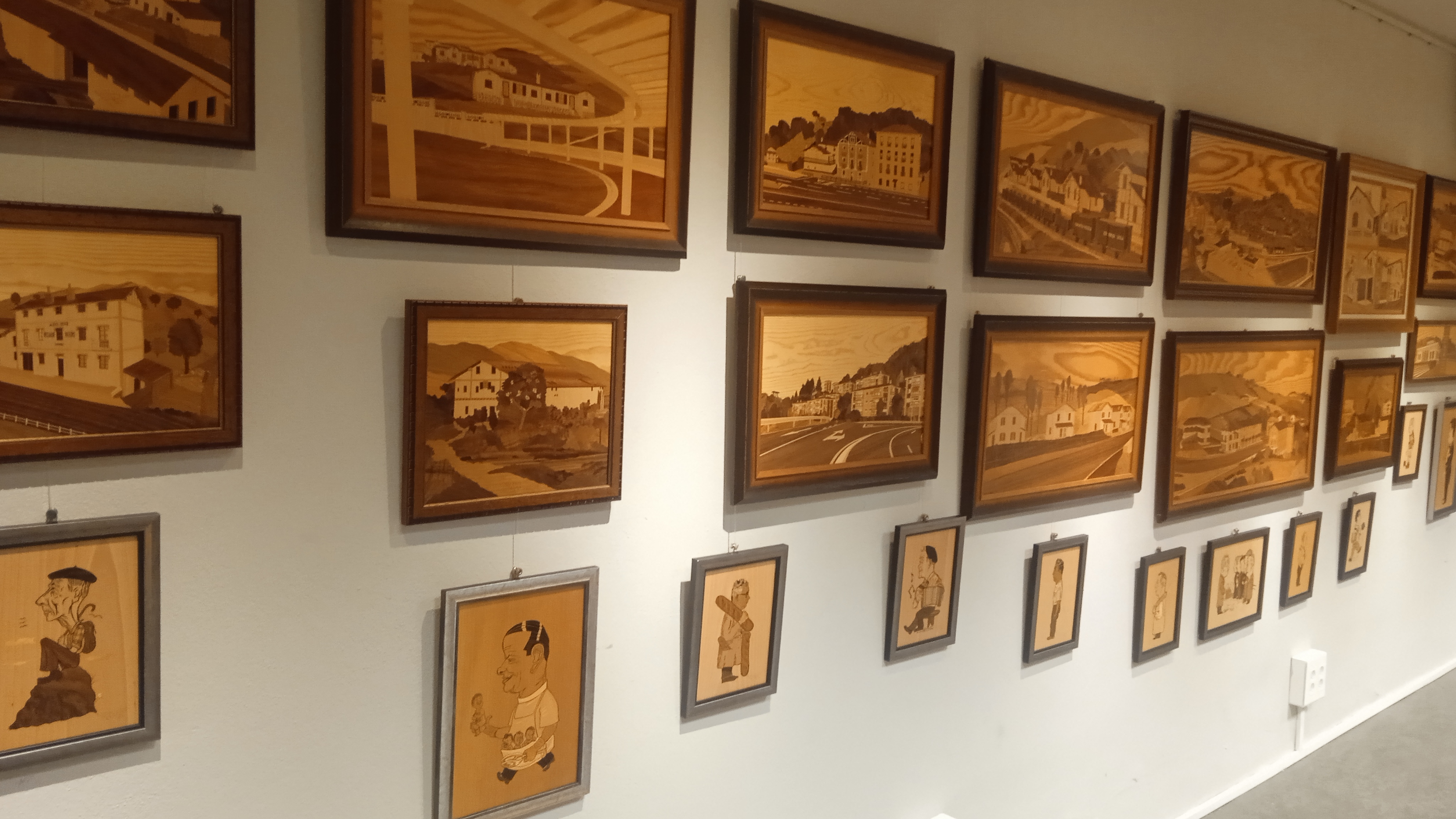 Imagen de los paneles de la exposición temporal de Eduardo Chillida "la construcción de un icono"
